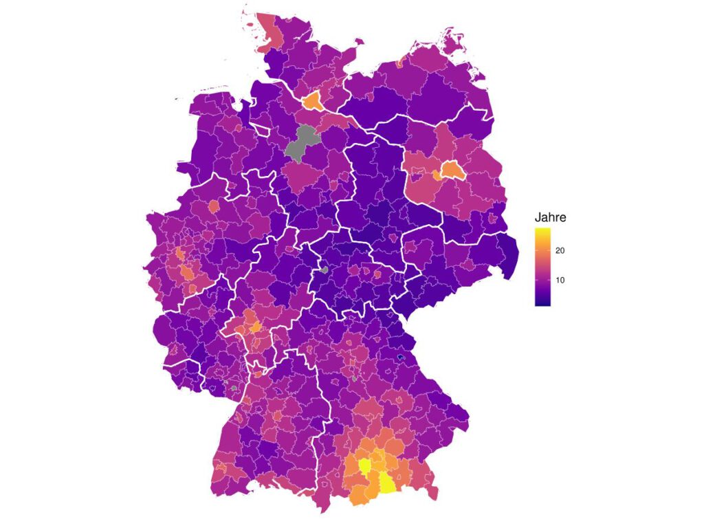 Die Karte zeigt, wie lange Haushalte in Deutschland für das nötige Eigenkapital beim Hauskauf sparen müssen – besonders im Süden dauern die Ansparzeiten oft deutlich länger als im Rest des Landes. © Kiel Institut für Weltwirtschaft