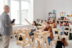 Ein zusätzliches Schuljahr kann Jahrzehnte nachwirken: Längere Schulbildung ging später mit weniger Demenzdiagnosen einher.