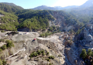 Der Erdrutsch von Hisarçandır im Taurusgebirge nahe Antalya zeigt, wie instabile Hänge nach starken Regenfällen nachgeben und ganze Landschaften ins Rutschen bringen. © Tolga Görüm