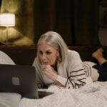 Wer mal früh und mal erst weit nach Mitternacht schlafen geht, belastet damit womöglich auch sein Herz – besonders dann, wenn die Nächte ohnehin kurz bleiben. © Pexels