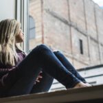 Viele Menschen wirken gut vernetzt und hilfsbereit, fühlen sich aber einsam trotz Freunde. Der Grund liegt oft in einseitigen Beziehungen, in denen Unterstützung selbstverständlich wird, aber kaum zurückkommt. © Unsplash