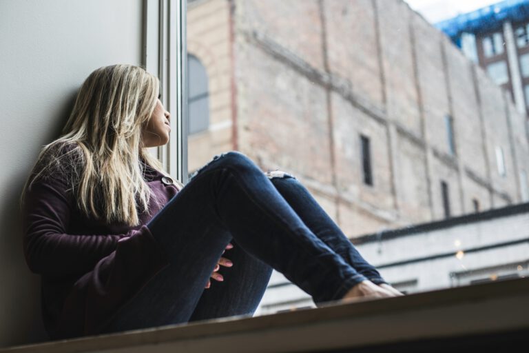 Viele Menschen wirken gut vernetzt und hilfsbereit, fühlen sich aber einsam trotz Freunde. Der Grund liegt oft in einseitigen Beziehungen, in denen Unterstützung selbstverständlich wird, aber kaum zurückkommt. © Unsplash