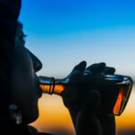 Einsamkeit und Alkohol gehen oft Hand in Hand – Studie liefert neue Erklärung