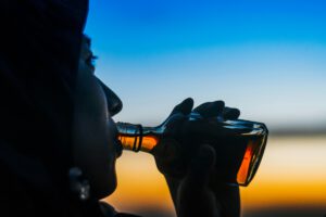 Einsamkeit kann das Verhältnis zu Alkohol verändern: Soziale Isolation beeinflusst im Gehirn offenbar jene Prozesse, die Belohnung und Trinkverhalten steuern. © Unsplash
