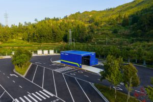 An den QIJI-Wechselstationen sollen Elektro-Lkw innerhalb von nur fünf Minuten eine volle Batterie erhalten. CATL plant bis Ende 2027 insgesamt 2.000 solcher Anlagen in China. © CATL