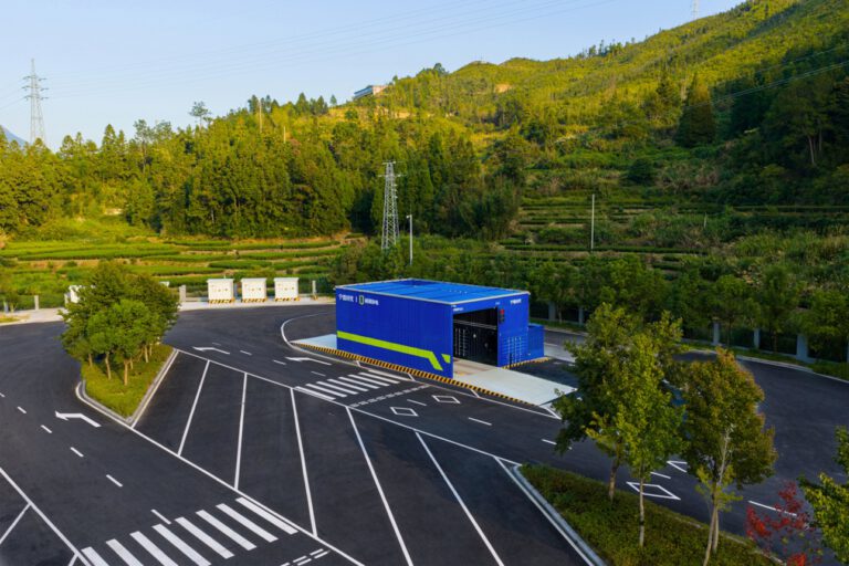 An den QIJI-Wechselstationen sollen Elektro-Lkw innerhalb von nur fünf Minuten eine volle Batterie erhalten. CATL plant bis Ende 2027 insgesamt 2.000 solcher Anlagen in China. © CATL