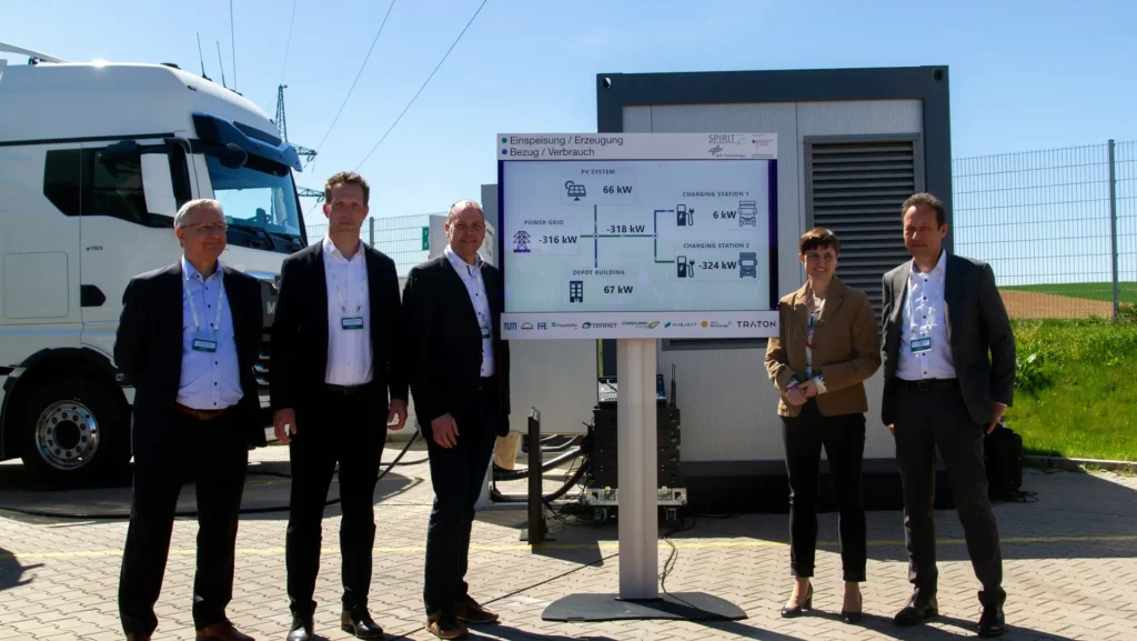 Elektro-Lkw könnten künftig mehr als Güter transportieren: Ihre Batterien können Strom speichern und bei Bedarf wieder abgeben. Münchner Forscher haben die Technik bereits erfolgreich erprobt. © MAN Truck & Bus