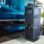 Während Elektro-Lkw an der Ladestation stehen, könnten ihre Batterien künftig auch Strom an den Betriebshof zurückgeben. Münchner Forscher sehen darin ein erhebliches Sparpotenzial für Speditionen. © Symbolbild/Unsplash