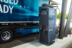 Während Elektro-Lkw an der Ladestation stehen, könnten ihre Batterien künftig auch Strom an den Betriebshof zurückgeben. Münchner Forscher sehen darin ein erhebliches Sparpotenzial für Speditionen. © Symbolbild/Unsplash