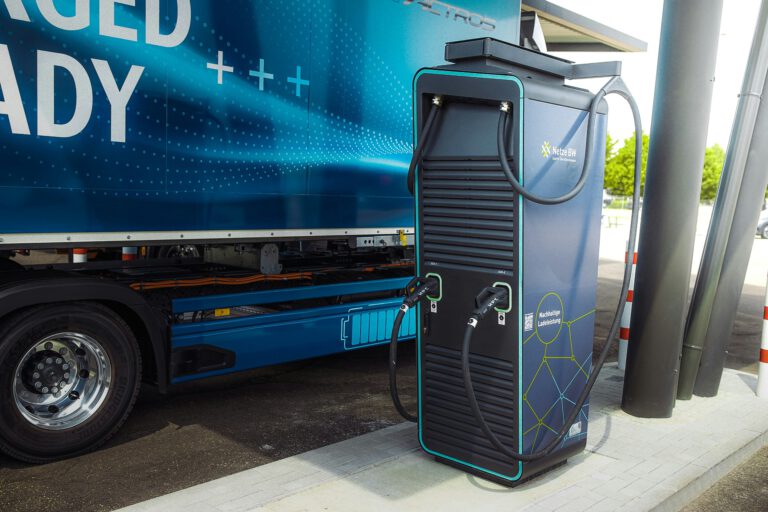 Während Elektro-Lkw an der Ladestation stehen, könnten ihre Batterien künftig auch Strom an den Betriebshof zurückgeben. Münchner Forscher sehen darin ein erhebliches Sparpotenzial für Speditionen. © Symbolbild/Unsplash