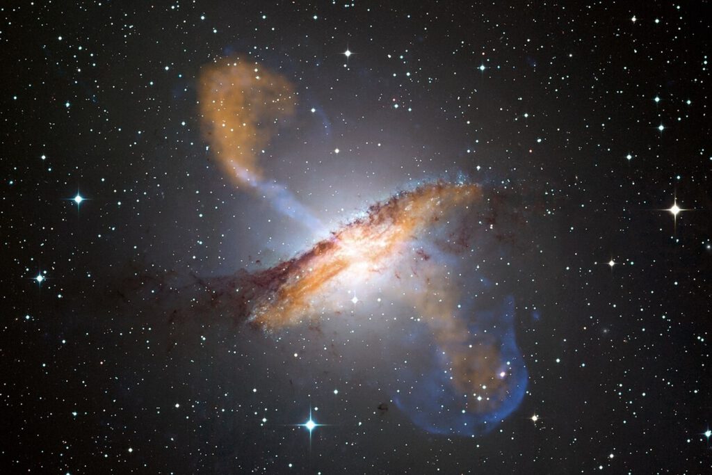 Aus dem Zentrum der Galaxie Centaurus A schießen gewaltige Materieströme ins All – angetrieben von einem supermassereichen Schwarzen Loch.