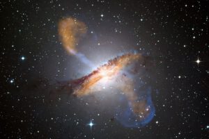 Aus dem Zentrum der Galaxie Centaurus A schießen gewaltige Materieströme ins All – angetrieben von einem supermassereichen Schwarzen Loch.