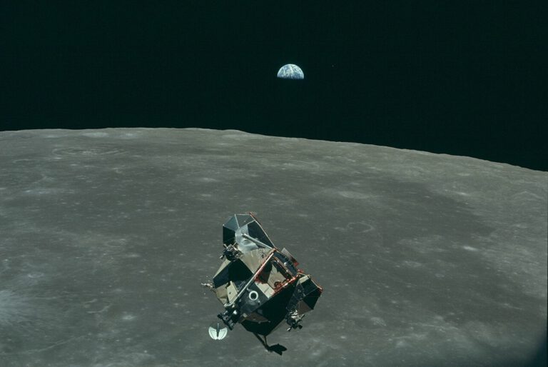 Lasertechnik könnte Rover mit Strom versorgen und ihnen den Weg in die dunkelsten Krater des Mondes öffnen.