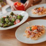 Erst der Salat, dann die Nudeln: Die Reihenfolge beim Essen beeinflusst den Blutzucker. Doch nach zwei Stunden kehrt sich der vermeintliche Vorteil sogar um.