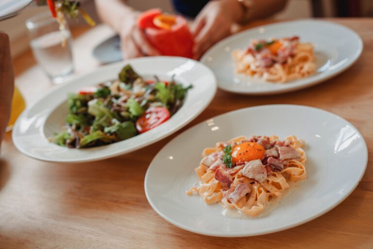 Erst der Salat, dann die Nudeln: Die Reihenfolge beim Essen beeinflusst den Blutzucker. Doch nach zwei Stunden kehrt sich der vermeintliche Vorteil sogar um.