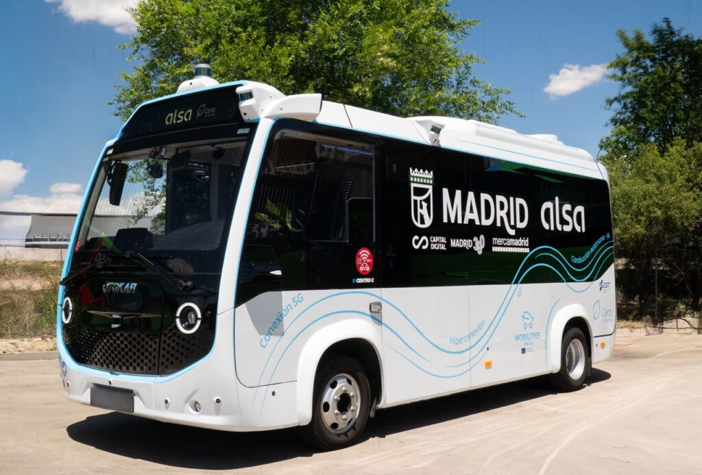 Spaniens erster autonomer On-Demand-Bus fährt auf dem Gelände von Mercamadrid im regulären Betrieb – elektrisch, per App buchbar und überwacht.
