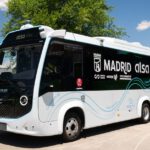 Spaniens erster autonomer On-Demand-Bus fährt auf dem Gelände von Mercamadrid im regulären Betrieb – elektrisch, per App buchbar und überwacht.