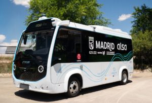 Spaniens erster autonomer On-Demand-Bus fährt auf dem Gelände von Mercamadrid im regulären Betrieb – elektrisch, per App buchbar und überwacht.
