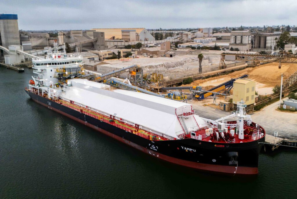 Die MV Yampu entlädt in Birkenhead ihre erste Kalksteinladung – ein Vorgang, den der neue Frachter künftig millionenfach tonnenweise bewältigen soll.