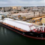 Die MV Yampu entlädt in Birkenhead ihre erste Kalksteinladung – ein Vorgang, den der neue Frachter künftig millionenfach tonnenweise bewältigen soll.