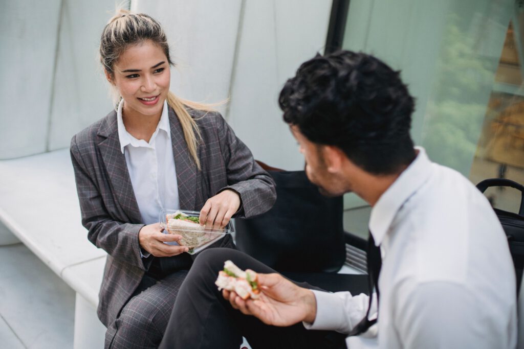 Essen ist ansteckend: Greift eine Person zu, folgen andere häufig kurz darauf. Einer Studie zufolge ist dieser Effekt nach etwa 14 Sekunden am stärksten.