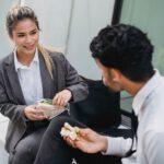 Essen ist ansteckend: Greift eine Person zu, folgen andere häufig kurz darauf. Einer Studie zufolge ist dieser Effekt nach etwa 14 Sekunden am stärksten.