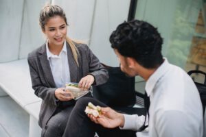 Essen ist ansteckend: Greift eine Person zu, folgen andere häufig kurz darauf. Einer Studie zufolge ist dieser Effekt nach etwa 14 Sekunden am stärksten.