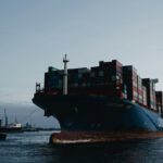 Container bringen Waren aus China nach Europa. Der CO2-Ausstoß aus der Herstellung zählt oft in China – gekauft werden die Produkte aber hier.