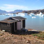 Eine Hütte in Sermilik an der zerklüfteten Ostküste Grönlands, unweit von Fjorden, Gletschern und arktischer Tundra.