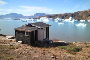 Eine Hütte in Sermilik an der zerklüfteten Ostküste Grönlands, unweit von Fjorden, Gletschern und arktischer Tundra.