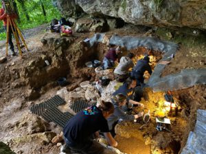 Ausgrabungen in der Höhle von Tourtoirac in Frankreich, wo Überreste von drei in der Studie untersuchten Neandertalern gefunden wurden.