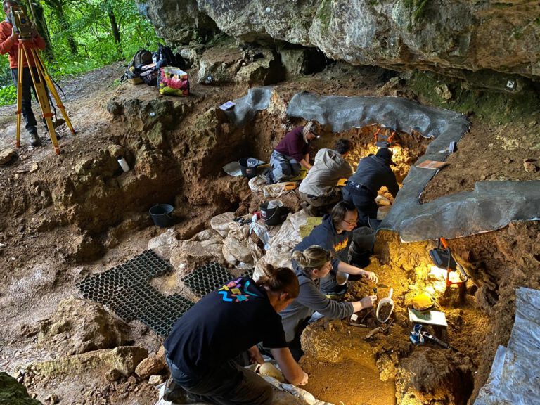 Ausgrabungen in der Höhle von Tourtoirac in Frankreich, wo Überreste von drei in der Studie untersuchten Neandertalern gefunden wurden.