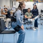 Dr. Xiaohui Zhang aus dem Lehrstuhl für Intelligente Bio-Robotische Systeme der TUM zeigt ihr Exoskelett, das älteren Menschen mit Hüftproblemen das Aufstehen erleichtert. © Andreas Heddergott / TUM