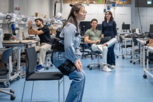 Dr. Xiaohui Zhang aus dem Lehrstuhl für Intelligente Bio-Robotische Systeme der TUM zeigt ihr Exoskelett, das älteren Menschen mit Hüftproblemen das Aufstehen erleichtert. © Andreas Heddergott / TUM