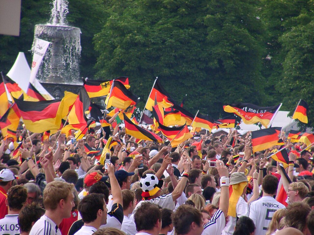 Eine IST-Studie zeigt: Wenn die DFB-Elf sportlich überzeugt, wächst auch die Bereitschaft, Fanartikel zur WM 2026 zu kaufen. © schnaidt68 via Wikimedia Commons unter CC BY 2.0