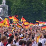 Eine IST-Studie zeigt: Wenn die DFB-Elf sportlich überzeugt, wächst auch die Bereitschaft, Fanartikel zur WM 2026 zu kaufen. © schnaidt68 via Wikimedia Commons unter CC BY 2.0