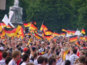 Eine IST-Studie zeigt: Wenn die DFB-Elf sportlich überzeugt, wächst auch die Bereitschaft, Fanartikel zur WM 2026 zu kaufen. © schnaidt68 via Wikimedia Commons unter CC BY 2.0