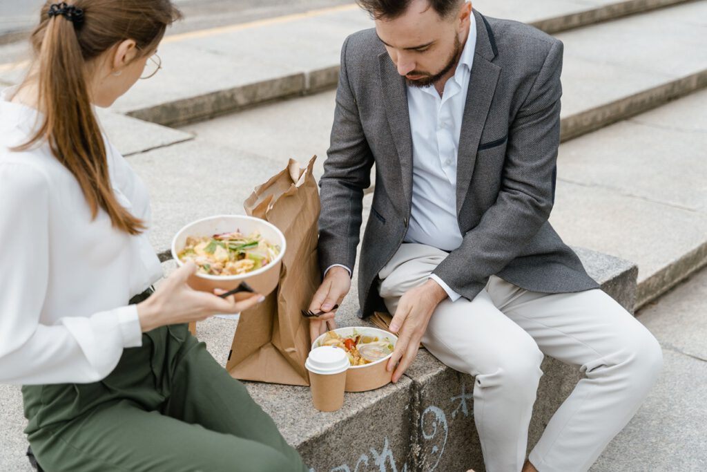 Take-away-Essen kann mehr sein als eine Kalorienfrage: Häufiger Konsum war bei Männern mit einem höheren Risiko für eine metabolisch bedingte Fettleber verbunden.