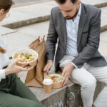 Take-away-Essen kann mehr sein als eine Kalorienfrage: Häufiger Konsum war bei Männern mit einem höheren Risiko für eine metabolisch bedingte Fettleber verbunden.