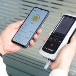 Der Atem-Aceton-Analysator Nutrion wird über eine Smartphone-App bedient und ermöglicht die selbstständige Messung von Atemaceton als Biomarker des Fettstoffwechsels. © Alivion AG