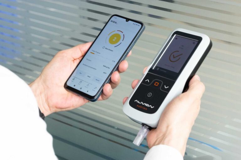 Der Atem-Aceton-Analysator Nutrion wird über eine Smartphone-App bedient und ermöglicht die selbstständige Messung von Atemaceton als Biomarker des Fettstoffwechsels. © Alivion AG