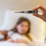 Bei Fieber bei Kindern greifen viele Eltern schnell zu Medikamenten. Eine neue Leitlinie stellt das infrage und rückt das Wohlbefinden des Kindes in den Mittelpunkt. © Freepik