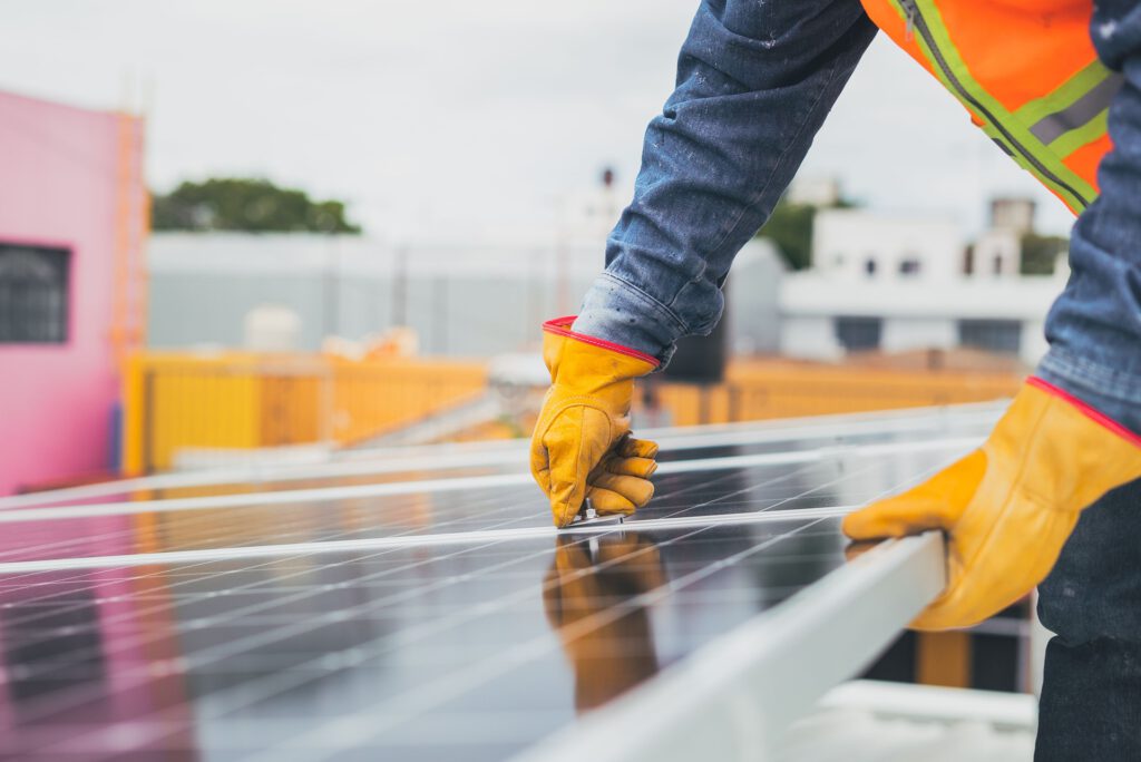 Flexible Solarzellen könnten künftig auch auf Autodächern oder Rucksäcken Strom erzeugen. Ein neues Herstellungsverfahren macht sie leistungsfähiger und stabiler. © Pexels