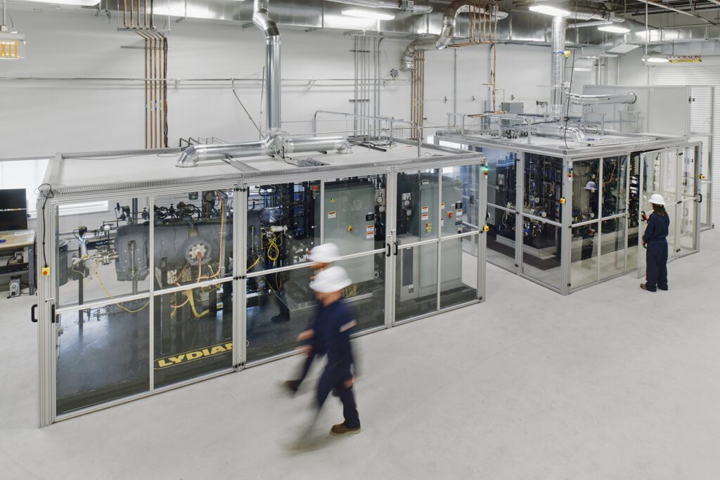 Ingenieure testen in Boston die Pilotanlage von Lydian, die abgeschiedenes CO₂ und Wasserstoff in synthetischen Flugkraftstoff umwandeln soll. © Lydian