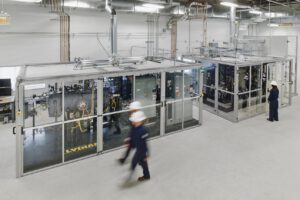 Ingenieure testen in Boston die Pilotanlage von Lydian, die abgeschiedenes CO₂ und Wasserstoff in synthetischen Flugkraftstoff umwandeln soll. © Lydian