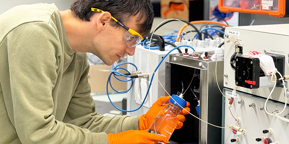 Battist Utinger misst an der Universität Basel, wie stark Feinstaub schädliche chemische Reaktionen auslösen kann. Bei Flugzeugabgasen stieg diese Aktivität im Labor auf das Siebenfache. © Christine Möller / Universität Basel / Swiss Nanoscience Institute