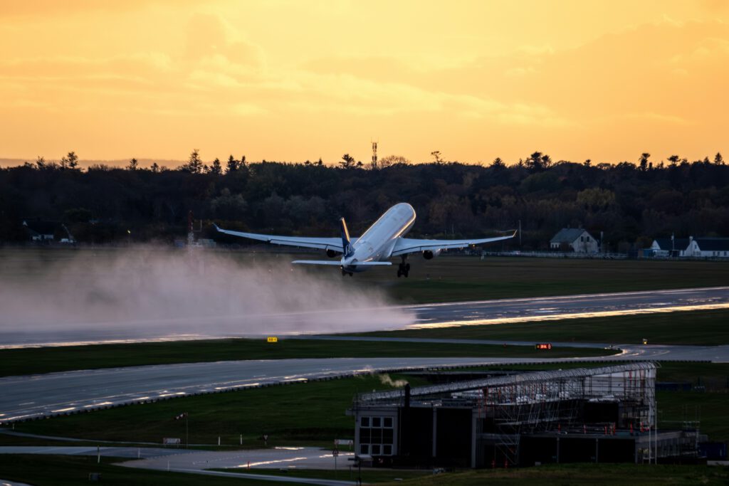 Flugzeugtriebwerke stoßen winzige Feinstaubpartikel aus, deren chemische Reaktivität in der Luft deutlich zunehmen kann. Im Labor stieg sie auf das Siebenfache. © Unsplash