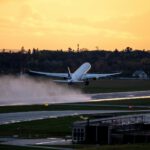 Flugzeugtriebwerke stoßen winzige Feinstaubpartikel aus, deren chemische Reaktivität in der Luft deutlich zunehmen kann. Im Labor stieg sie auf das Siebenfache. © Unsplash