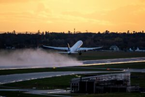 Flugzeugtriebwerke stoßen winzige Feinstaubpartikel aus, deren chemische Reaktivität in der Luft deutlich zunehmen kann. Im Labor stieg sie auf das Siebenfache. © Unsplash