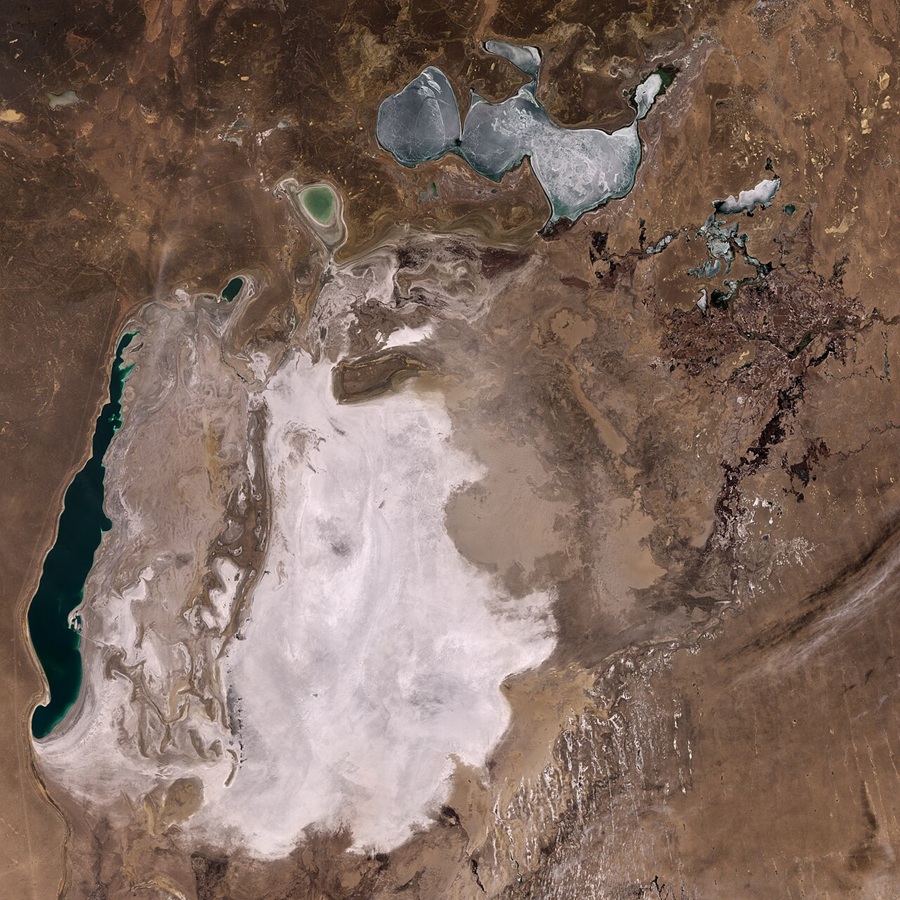 Die Satellitenaufnahme zeigt das Ausmaß des verschwundenen Aralsees: Nur wenige Wasserflächen sind geblieben, große Teile des früheren Seebodens liegen heute trocken. © Wikimedia